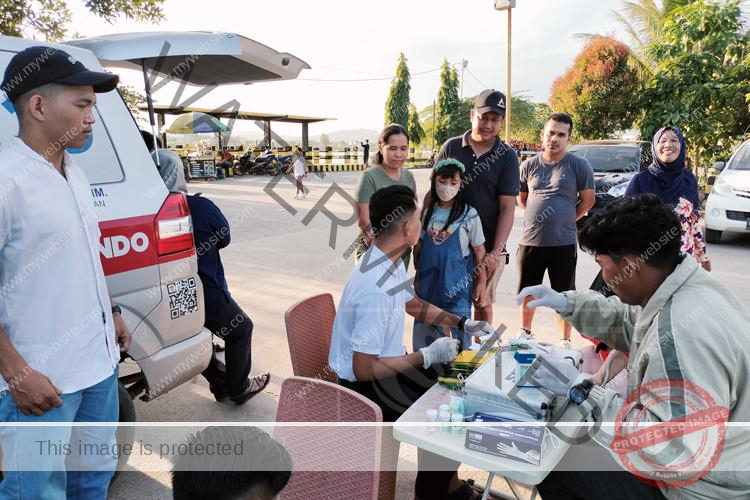 Tampak antusias pengunjung Folder Ilham Maulana pada kegiatan pemeriksaan kesehatan gratis oleh Pemuda Perindo Kutim (16/03/2023). (foto:bl/)