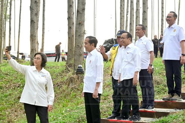 Sri Mulyani saat mengunjungi IKN bersama Presiden Jokowi