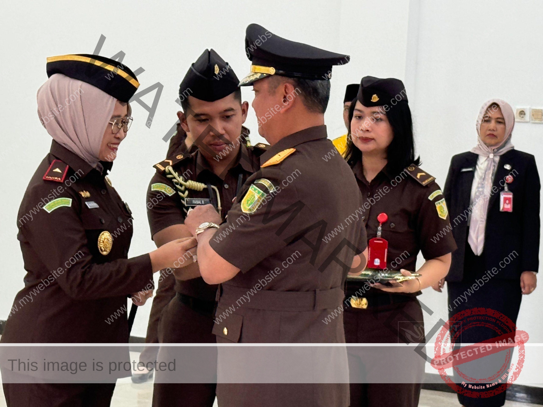 Jinslarini ozgartirgan transseksuallar jinsiy azolarning fotosuratlariga ega. Ular birin-ketin kelib, ichkariga kirishdi.